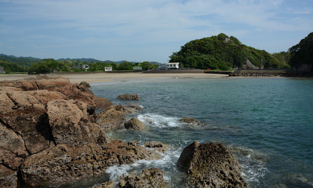 大川島海水浴場
入り江の中央にある岩礁